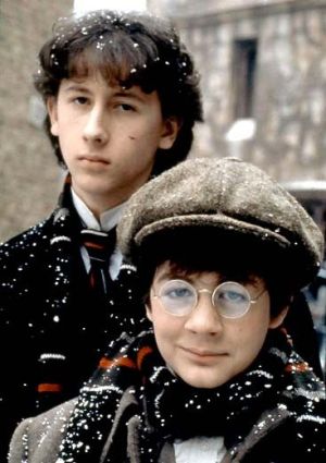 Nicholas Rowe como Sherlock Holmes e Alan Cox como John Watson