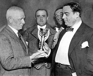 Jules Rimet entrega a taça aos uruguaios no torneio de 1930