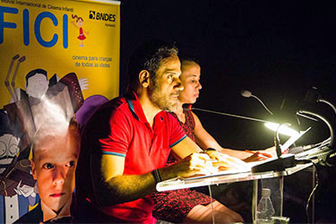 Dublagem ao vivo: Tom, o Farsante