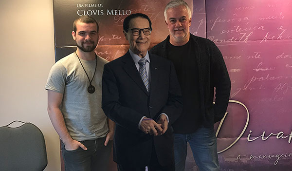Coletiva Divaldo, o Mensageiro da Paz